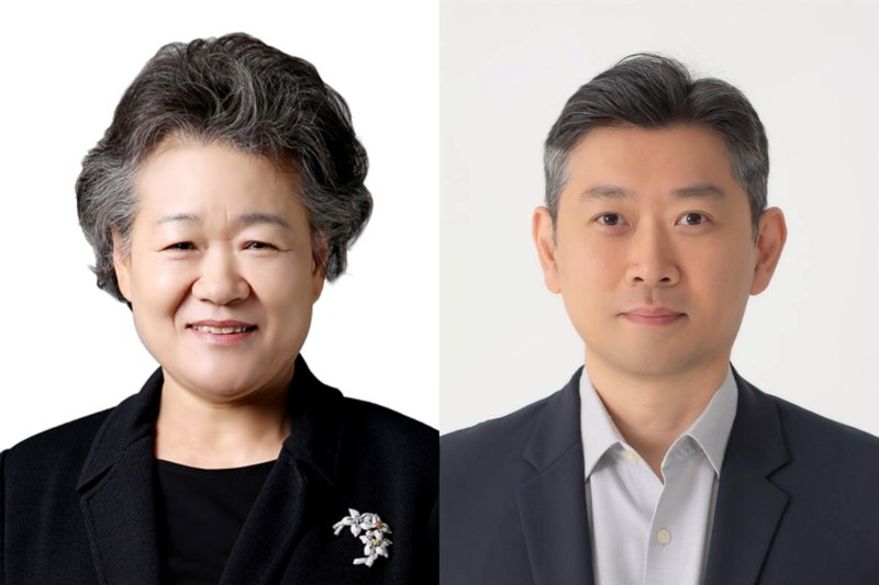 [서울=뉴시스] (왼쪽부터) 박춘희 대명소노그룹 명예회장, 서준혁 대명소노그룹 회장.(사진=대명소노 제공) *재판매 및 DB 금지