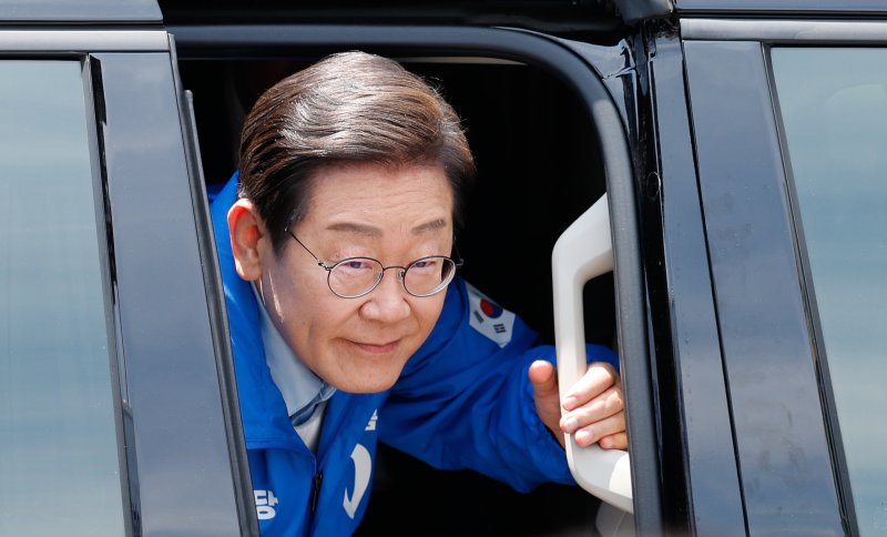 이재명 더불어민주당 대통령 후보가 26일 오후 경기 수원시 팔달문 영동시장 입구를 찾아 차에서 내리고 있다. 2025.5.26/뉴스1 ⓒ News1 안은나 기자