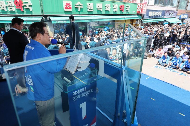 이재명 더불어민주당 대통령 후보가 26일 오후 경기 수원시 팔달문 영동시장 입구를 찾아 외교안보 공약을 발표하고 있다. 2025.5.26/뉴스1 ⓒ News1 안은나 기자