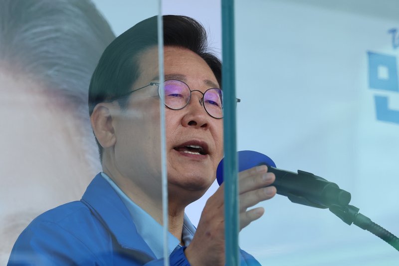 이재명 더불어민주당 대통령 후보가 26일 오후 경기 수원시 팔달문 영동시장 입구를 찾아 지지를 호소하고 있다. (공동취재) 2025.5.26/뉴스1 ⓒ News1 안은나 기자