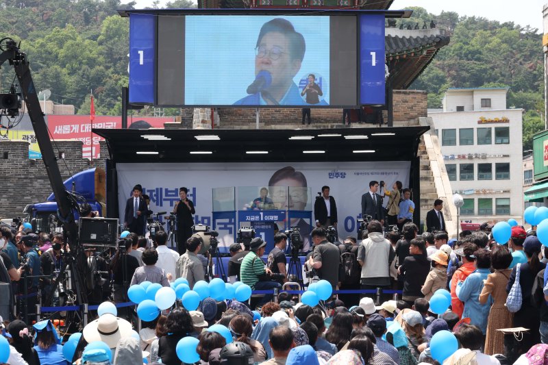 이재명 더불어민주당 대통령 후보가 26일 오후 경기 수원시 팔달문 영동시장 입구를 찾아 집중 유세를 펼치고 있다. (공동취재) 2025.5.26/뉴스1 ⓒ News1 안은나 기자