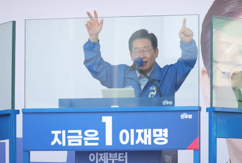 이재명 더불어민주당 대통령 후보가 26일 오후 경기 수원시 팔달문 영동시장 입구를 찾아 집중 유세를 펼치고 있다. (공동취재) 2025.5.26/뉴스1 ⓒ News1 안은나 기자