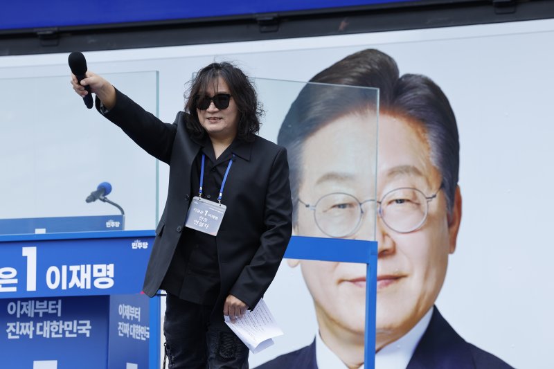 시나위 기타리스트 신대철이 26일 오후 경기 용인시 단국대학교 죽전캠퍼스 정문 앞에서 이재명 더불어민주당 대통령 후보 지지 연설을 하고 있다. 2025.5.26/뉴스1 ⓒ News1 안은나 기자