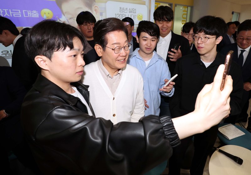이재명 더불어민주당 대통령 후보가 26일 경기 수원시 아주대학교에서 대학생 간담회를 마친 뒤 참석 학생들과 셀카를 찍고 있다. (공동취재) 2025.5.26/뉴스1 ⓒ News1 안은나 기자