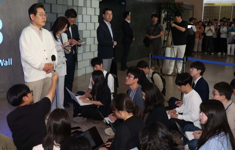 이재명 더불어민주당 대통령 후보가 26일 경기 수원시 아주대학교에서 대학생 간담회를 마친 뒤 취재진 질의에 답변하고 있다. (공동취재) 2025.5.26/뉴스1 ⓒ News1 안은나 기자