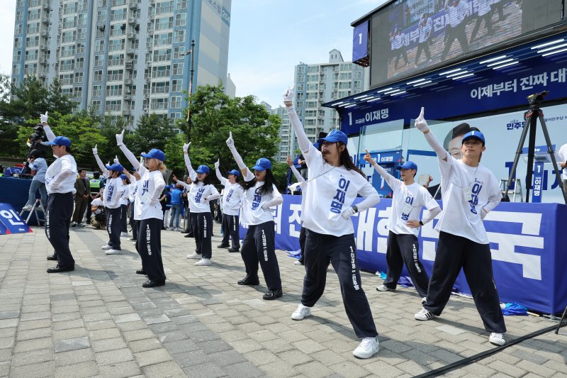 이재명 더불어민주당 대통령 후보가 경기 동남부 집중 유세에 나선 26일 오후 경기 용인시 단국대학교 죽전캠퍼스 정문 앞에서 선거운동원들이 표심을 호소하고 있다. 2025.5.26/뉴스1 ⓒ News1 안은나 기자