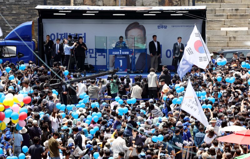 이재명 더불어민주당 대통령 후보가 26일 오후 경기 수원시 팔달문 영동시장 입구를 찾아 집중 유세를 펼치고 있다. (공동취재) 2025.5.26/뉴스1 ⓒ News1 안은나 기자