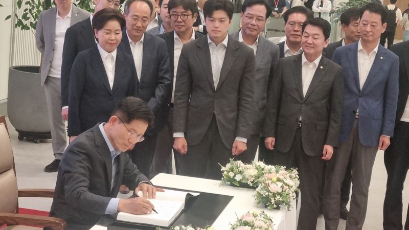 김문수, 삼성전자 방문해 '규제 혁신' 강조..."진짜 경제 vs 가짜 경제 대결"