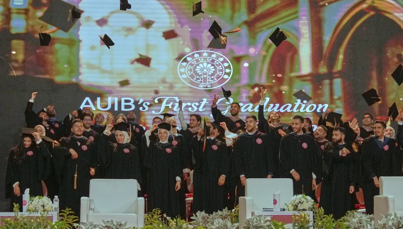 [바그다드=AP/뉴시스]바그다드 아메리컨대학교의 첫 졸업생들이 5월 24일의 첫 졸업식에서 학사모를 공중으로 던져 올리고 있다. 2025. 05. 25. )