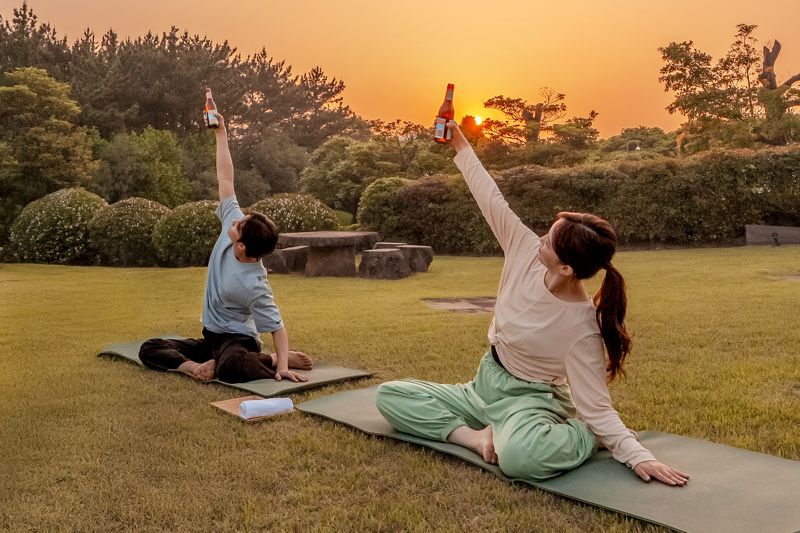 이른 여름 휴가 제주로 떠난다면...바다 바라보며 즐기는 '선셋 비어 요가' 어때요