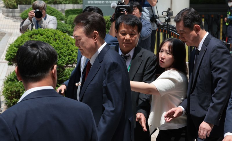 [서울=뉴시스] 사진공동취재단 = 윤석열 전 대통령이 26일 서울 서초구 서울중앙지방법원에서 열린 내란 우두머리 혐의·직권남용 권리행사 방해 혐의 사건 5차 오전 공판을 마친 뒤 차량으로 향하고 있다. 2025.05.26. photo@newsis.com
