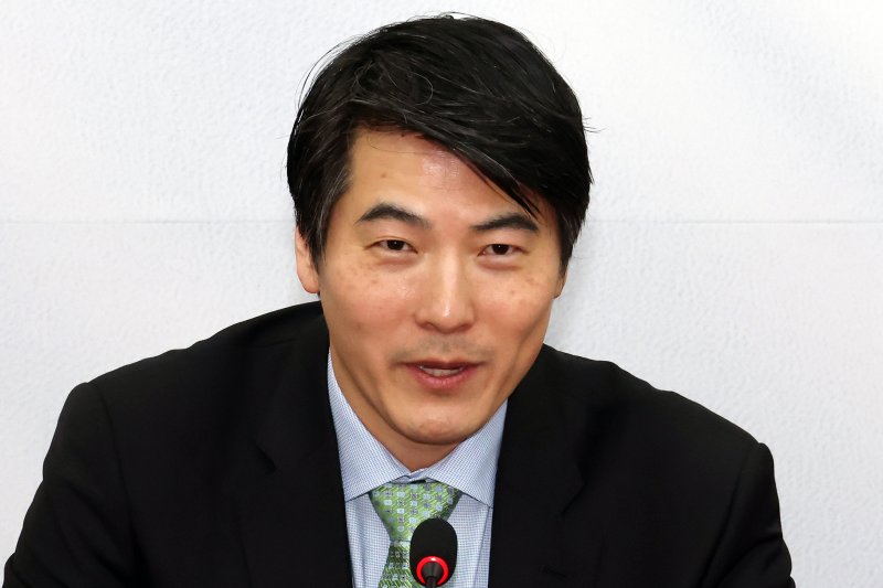 [서울=뉴시스] 조성우 기자 = 제이슨 권 오픈AI 최고전략책임자(CSO)가 26일 오후 서울 여의도 국회를 찾아 최형두 국민의힘 선대위 AI과학정책본부장을 만나 발언하고 있다. 2025.05.26. xconfind@newsis.com <저작권자ⓒ 공감언론 뉴시스통신사. 무단전재-재배포 금지. alt=