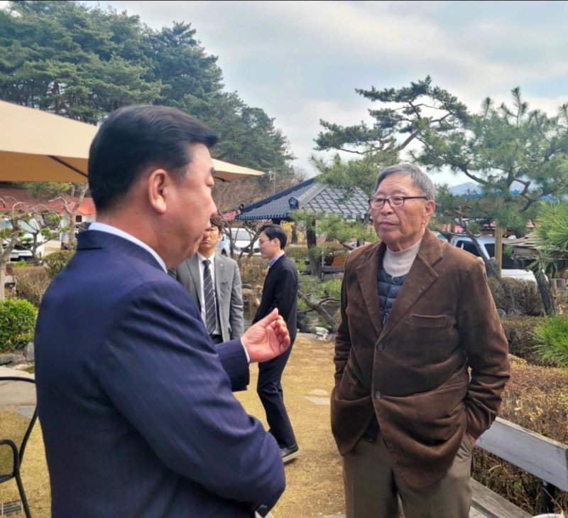 [청주=뉴시스] 이범석 청주 시장이 28일 충북 청주의 한 식당에서 김응용(오른쪽) 전 한화 감독을 만나 프로야구 한화이글스의 청주 홈경기 배정을 위한 자문을 구하고 있다. (사진=이범석 시장 페이스북) photo@newsis.com *재판매 및 DB 금지