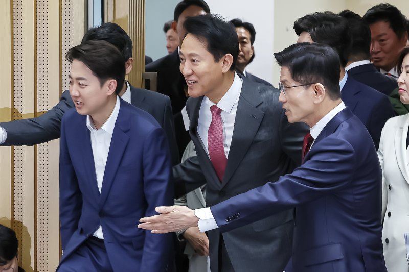 이준석 개혁신당 대통령 후보(왼쪽부터)와 오세훈 서울시장, 김문수 국민의힘 대통령 후보가 19일 오전 서울 중구 서울시청에서 열린 '약자와 동행하는 서울 토론회'에서 참석하고 있다. 2025.5.19/뉴스1 ⓒ News1 민경석 기자