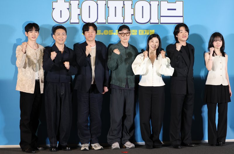 배우 박진영(왼쪽부터)과 오정세, 김희원, 강형철 감독, 라미란, 안재홍, 이재인이 26일 서울 용산구 CGV용산아이파트몰에서 열린 영화 '하이파이브‘ 언론시사회에 참석해 포즈를 취하고 있다. '하이파이브'는 장기이식으로 우연히 각기 다른 초능력을 얻게 된 다섯 명이 그들의 능력을 탐하는 자들과 만나 벌어지는 이야기를 그린 코믹 액션 활극이다. 2025.5.26/뉴스1 ⓒ News1 권현진 기자