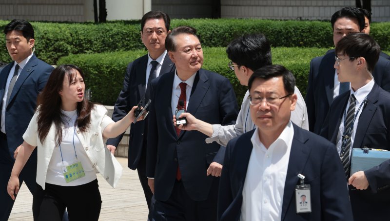 [서울=뉴시스] 사진공동취재단 = 윤석열 전 대통령이 26일 서울 서초구 서울중앙지방법원에서 열린 내란 우두머리 혐의·직권남용 권리행사 방해 혐의 사건 5차 오전 공판을 마친 뒤 지지자들을 바라보며 차량으로 향하고 있다. 2025.05.26. photo@newsis.com