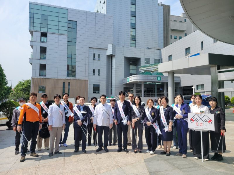 "꽁초 줍고 금연합시다"… 릴레이 홍보 첫주자는 부산대병원