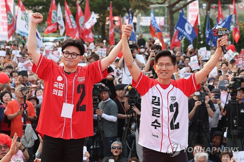 손 맞잡은 김문수와 한동훈 (출처=연합뉴스)