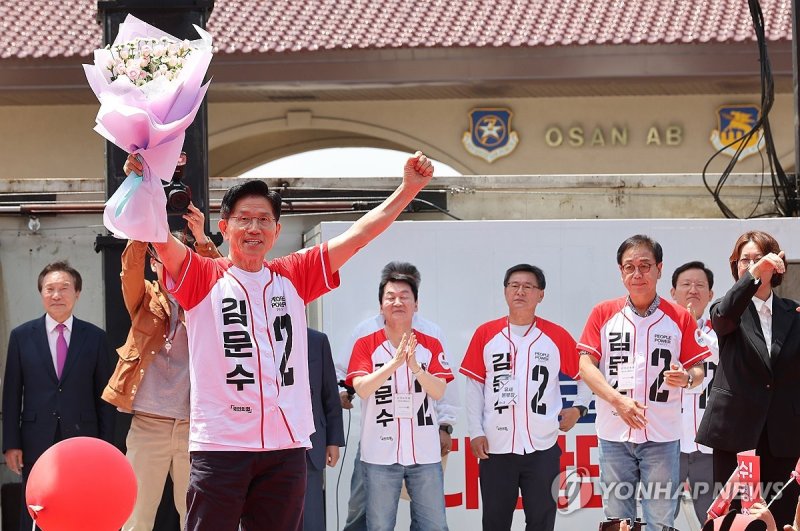 평택 시민들에 인사하는 김문수 후보 (출처=연합뉴스)