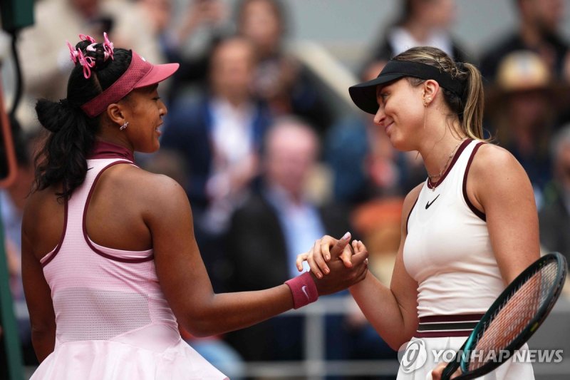 1회전을 마친 뒤 악수하는 바도사(오른쪽)와 오사카. (출처=연합뉴스)