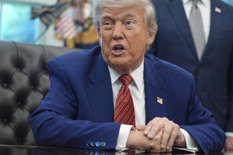 [워싱턴=AP/뉴시스]도널드 트럼프 미국 대통령이 23일(현지 시간) 백악관 집무실에서 원자력 에너지 관련 행정명령에 서명한 후 기자들의 질문에 답하고 있다. 2025.05.24.