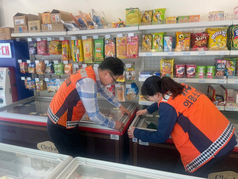 [서울=뉴시스] 아이스크림 판매점 안전순찰(의용소방대 무인점포 119안전지킴이). 2025.05.27. (사진=서울시 소방재난본부 제공) *재판매 및 DB 금지