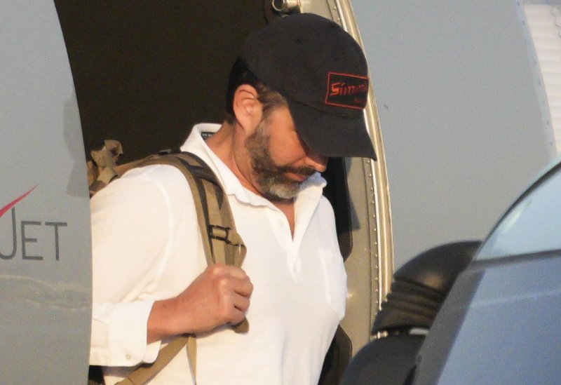 [서울=뉴시스] 공항사진기자단 = 도널드 트럼프 미국 대통령의 장남 트럼프 주니어가 지난달 29일 서울 강서구 김포공항에서 비행기에서 내리고 있다. 정용진 신세계그룹 회장의 초청으로 한국을 찾는 트럼프 주니어는 국내 주요 대기업 총수와 개별 면담을 가질 예정이다. 2025.04.29. photo@newsis.com