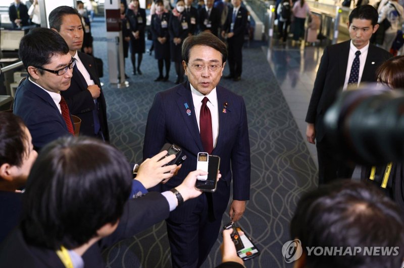 미일 관세 협상 담당자인 아카자와 료세이 일본 경제재생상이 공항에서 취재진의 질문에 답하고 있다. 연합뉴스