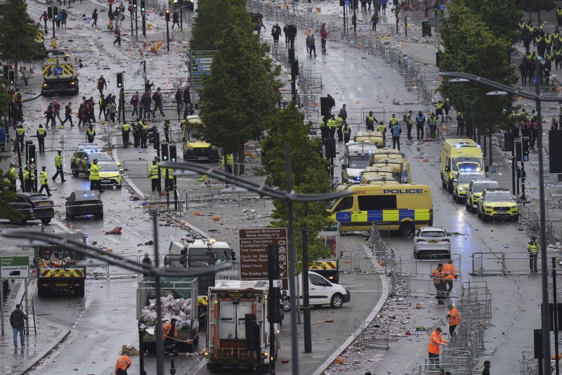 [리버풀=AP/뉴시스] 26일(현지 시간) 영국 리버풀 워터 스트리트에서 열린 리버풀FC의 프리미어리그(EPL) 우승 축하 퍼레이드 현장에서 군중들 사이로 차량이 돌진하는 사고가 발생해 소방대원과 경찰이 현장 수습을 하고 있다. 2025.05.27.