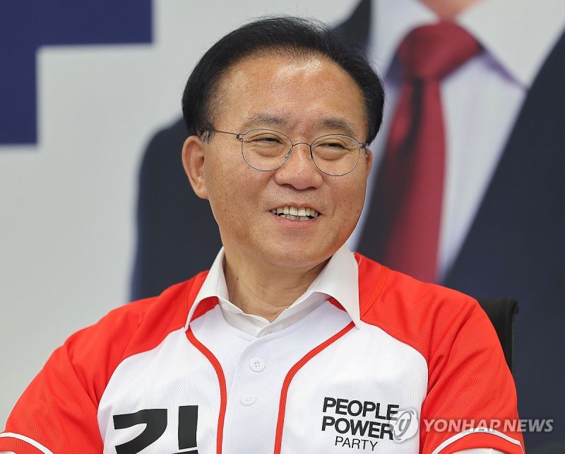 인터뷰 중 미소 짓는 국민의힘 윤재옥 총괄본부장 (출처=연합뉴스)