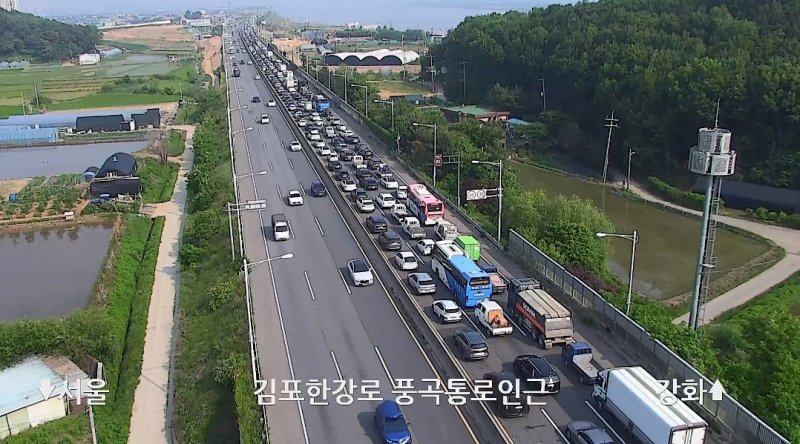 김포서 화물차-승용차 충돌 사고로 1명 부상…출근길 '혼잡'
