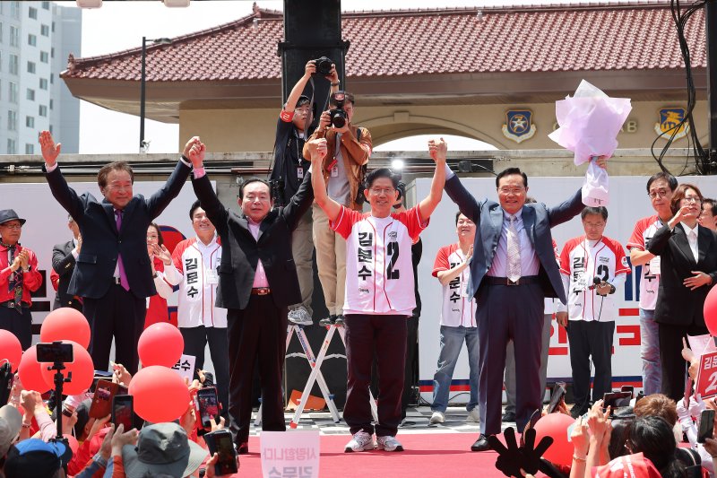 김문수 국민의힘 대통령 후보가 26일 경기 평택시 K-55미군기지 정문 앞에서 가진 유세에서 이인제, 손학규, 임창열 전 경기지사와 함께 지지를 호소하고 있다. (공동취재) 2025.5.26/뉴스1 ⓒ News1 이광호 기자
