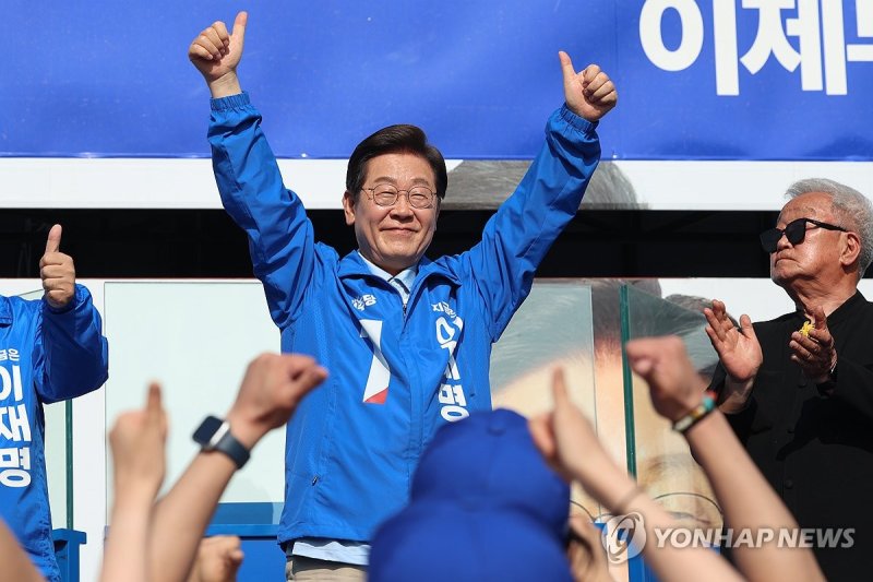 엄지손가락 치켜든 이재명 후보 (출처=연합뉴스)