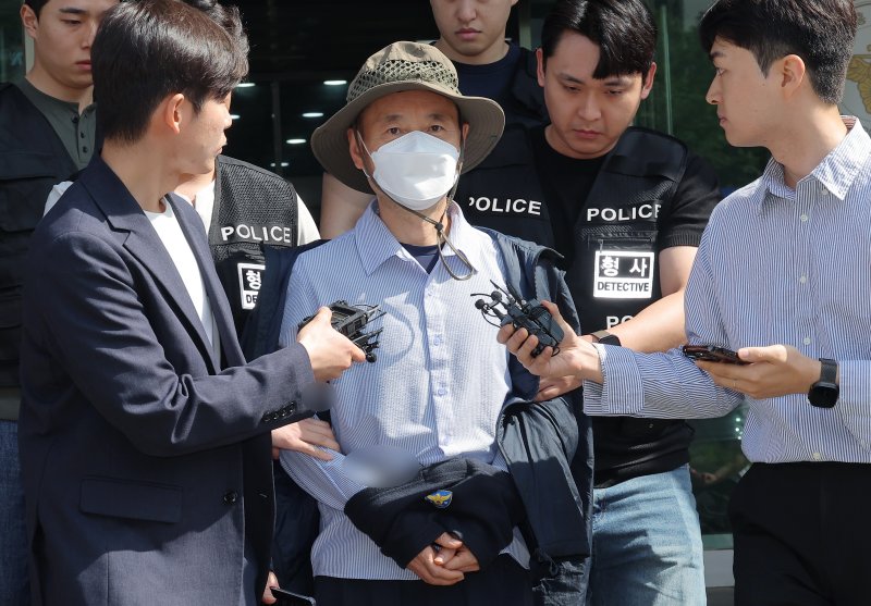 금전 문제로 갈등을 빚은 지인과 평소 앙심을 품었던 이웃 등 4명을 살상한 혐의로 체포된 피의자 차철남(56·중국 국적)이 21일 오전 경기도 시흥시 장곡동 시흥경찰서에서 구속 전 피의자 심문(영장실질심사)을 받기 위해 나오고 있다. 2025.5.21/뉴스1 ⓒ News1 박정호 기자