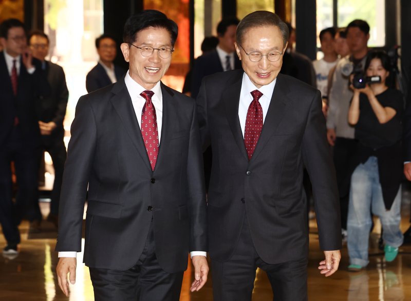 김문수 국민의힘 대통령 후보와 이명박 전 대통령이 27일 서울 여의도의 한 호텔에서 회동하고 있다. /사진=뉴스1화상