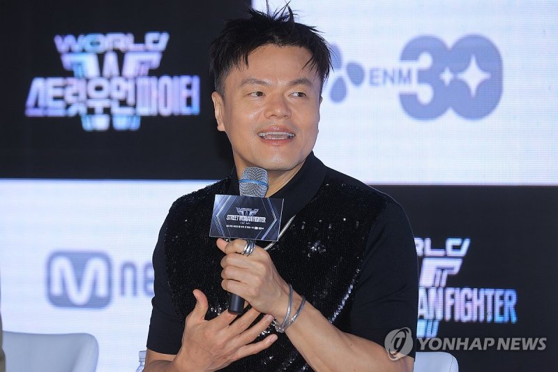 질문에 답하는 박진영 (출처=연합뉴스)