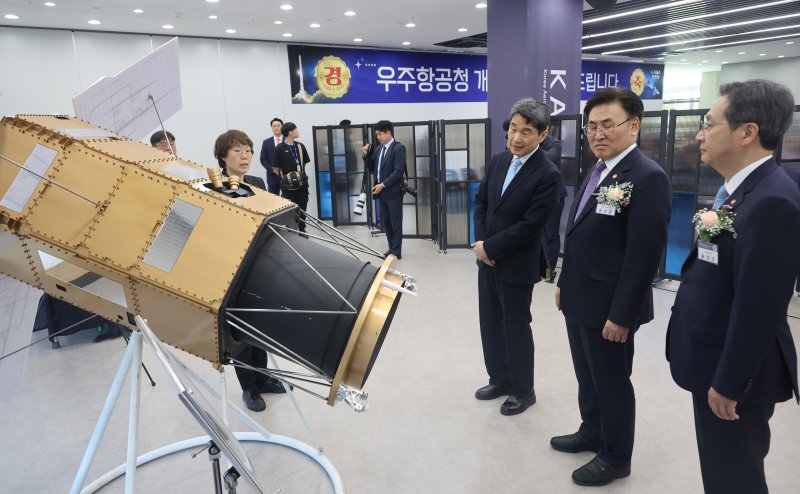 [사천=뉴시스] 최진석 기자 = 이주호 대통령 권한대행 부총리 겸 교육부 장관이 27일 경남 사천 우주항공청에서 제1회 우주항공의 날 기념식 전시물 다목적실용위성 7호 모형을 유상임 과학기술정보통신부 장관, 윤영빈 우주항공청장과 살펴보고 있다. (대통령실통신사진기자단) 2025.05.27. myjs@newsis.com