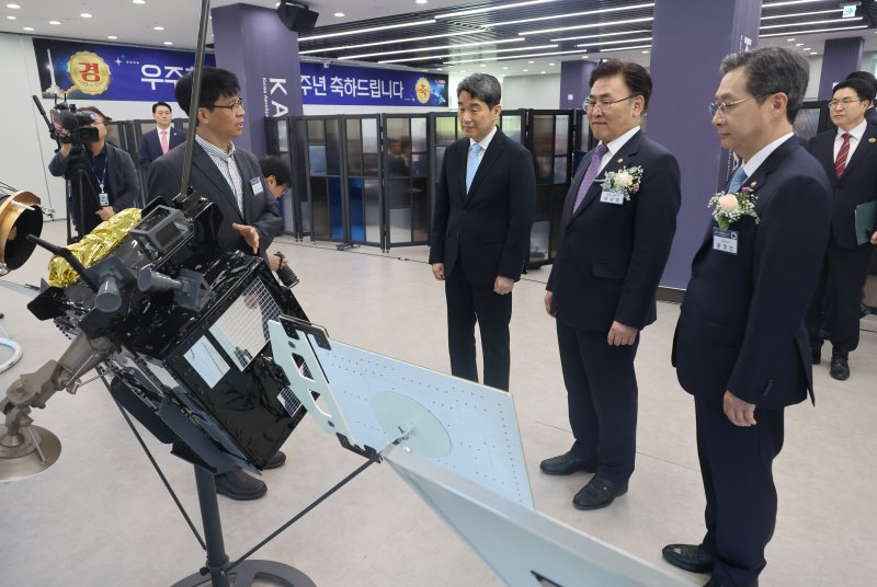 [사천=뉴시스] 최진석 기자 = 이주호 대통령 권한대행 부총리 겸 교육부 장관이 27일 경남 사천 우주항공청에서 제1회 우주항공의 날 기념식 전시물 대한민국 달 궤도선 '다누리' 모형을 유상임 과학기술정보통신부 장관, 윤영빈 우주항공청장과 살펴보고 있다. (대통령실통신사진기자단) 2025.05.27. myjs@newsis.com