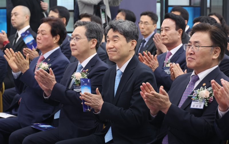 [사천=뉴시스] 최진석 기자 = 이주호 대통령 권한대행 부총리 겸 교육부 장관이 27일 경남 사천 우주항공청에서 열린 제1회 우주항공의 날 기념식에서 박수치고 있다. (대통령실통신사진기자단) 2025.05.27. myjs@newsis.com