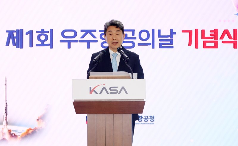 [사천=뉴시스] 최진석 기자 = 이주호 대통령 권한대행 부총리 겸 교육부 장관이 27일 경남 사천 우주항공청에서 제1회 우주항공의 날 기념사를 하고 있다. (대통령실통신사진기자단) 2025.05.27. myjs@newsis.com