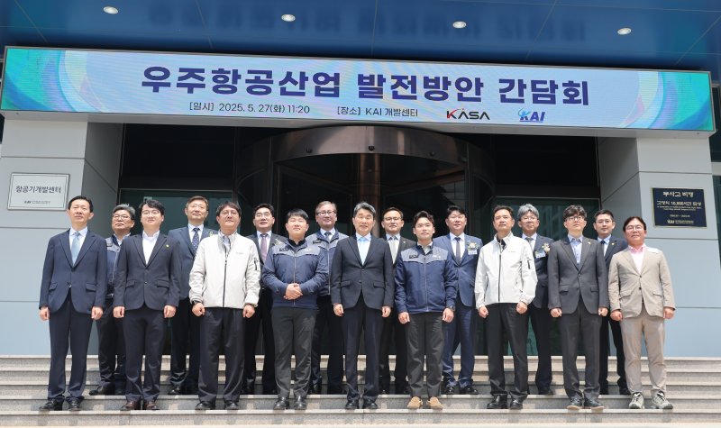 [사천=뉴시스] 최진석 기자 = 이주호 대통령 권한대행 부총리 겸 교육부 장관이 27일 경남 사천 한국항공우주산업(KAI)에서 우주항공산업 발전방안 간담회에 앞서 기념촬영하고 있다. (대통령실통신사진기자단) 2025.05.27. myjs@newsis.com