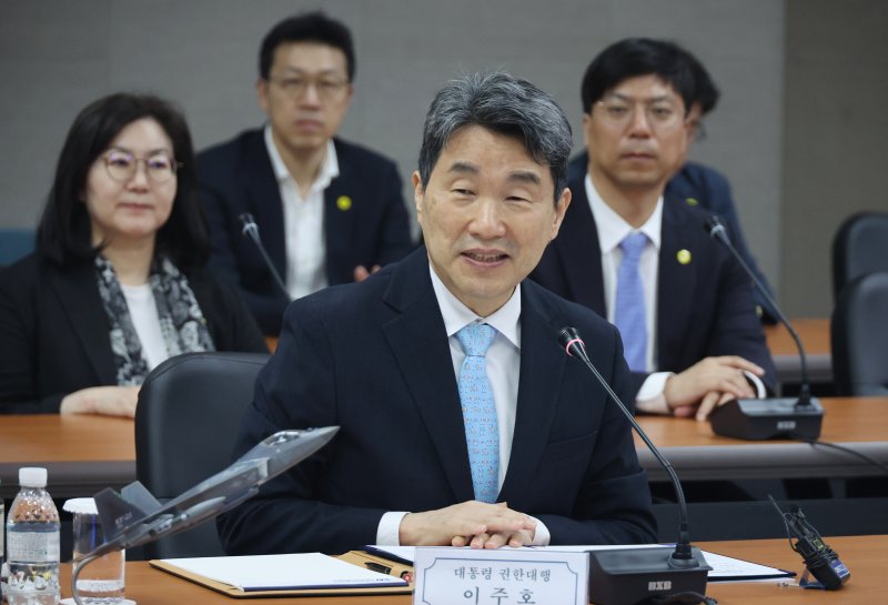 [사천=뉴시스] 최진석 기자 = 이주호 대통령 권한대행 부총리 겸 교육부 장관이 27일 경남 사천 한국항공우주산업(KAI)에서 우주항공산업 발전방안 간담회에서 인사말을 하고 있다. (대통령실통신사진기자단) 2025.05.27. myjs@newsis.com