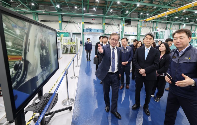 [사천=뉴시스] 최진석 기자 = 이주호 대통령 권한대행 부총리 겸 교육부 장관이 27일 경남 사천 한국항공우주산업(KAI)에서 강구영 KAI 사장의 설명을 듣고 있다. (사진=교육부 제공) 2025.05.27. photo@newsis.com *재판매 및 DB 금지