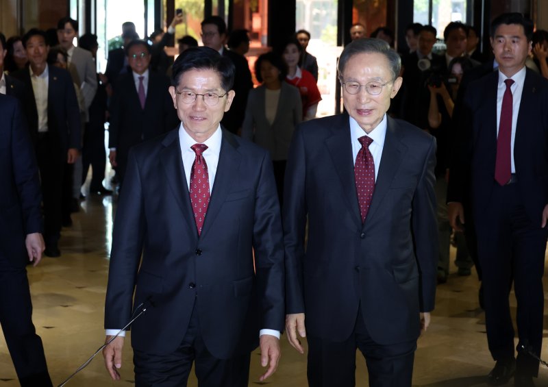 [서울=뉴시스] 고승민 기자 = 김문수 국민의힘 대선 후보와 이명박 전 대통령이 27일 서울 여의도 켄싱턴 호텔 로비에서 만나 오찬장으로 향하고 있다. 2025.05.27. kkssmm99@newsis.com