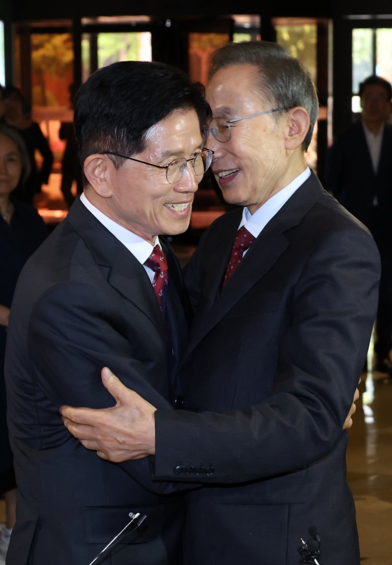 [서울=뉴시스] 고승민 기자 = 김문수 국민의힘 대선 후보와 이명박 전 대통령이 27일 서울 여의도 켄싱턴 호텔 로비에서 만나 오찬장으로 향하기 전 포옹을 하고 있다. 2025.05.27. kkssmm99@newsis.com
