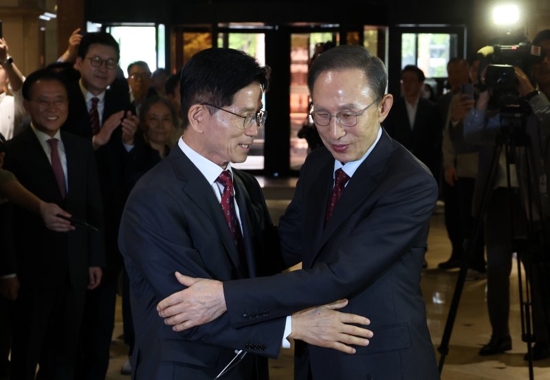 [서울=뉴시스] 고승민 기자 = 김문수 국민의힘 대선 후보와 이명박 전 대통령이 27일 서울 여의도 켄싱턴 호텔 로비에서 만나 오찬장으로 향하기 전 포옹을 하고 있다. 2025.05.27. kkssmm99@newsis.com