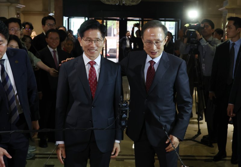 [서울=뉴시스] 고승민 기자 = 김문수 국민의힘 대선 후보와 이명박 전 대통령이 27일 서울 여의도 켄싱턴 호텔 로비에서 오찬 전 대화를 하고 있다. 2025.05.27. kkssmm99@newsis.com