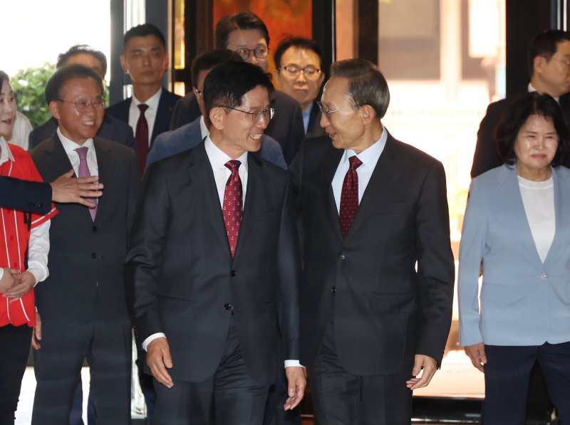 [서울=뉴시스] 고승민 기자 = 김문수 국민의힘 대선 후보와 이명박 전 대통령이 27일 서울 여의도 켄싱턴 호텔 로비에서 만나 오찬장으로 향하고 있다. 2025.05.27. kkssmm99@newsis.com