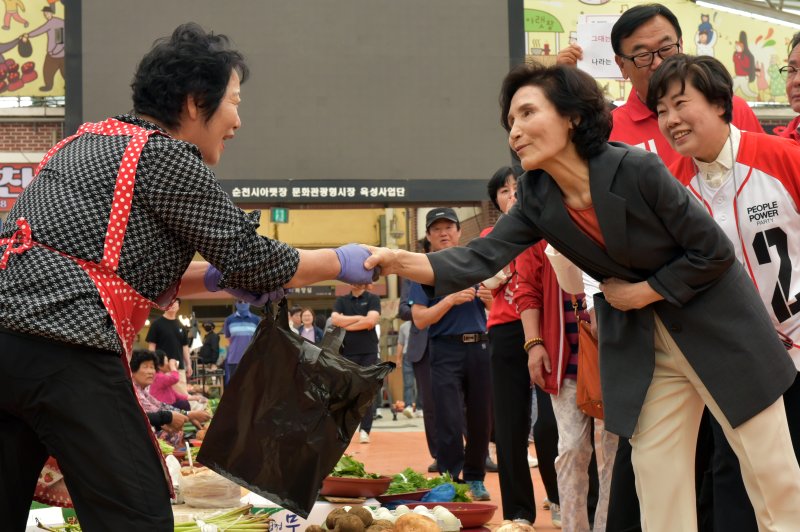 김문수 국민의힘 대통령 후보의 아내인 설난영 여사가 27일 호남 최대 재래시장인 전남 순천시 풍덕동 아랫장을 찾아 상인과 인사하고 있다. 2025.5.27/뉴스1 ⓒ News1 김동수 기자