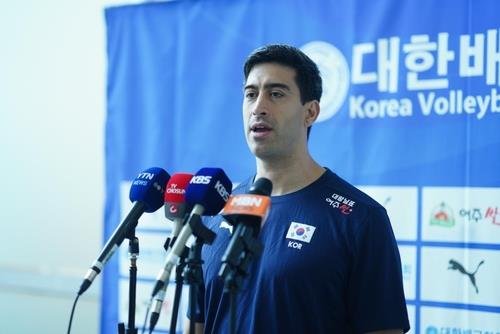 인터뷰하는 라미레스 남자배구 대표팀 감독 (출처=연합뉴스)